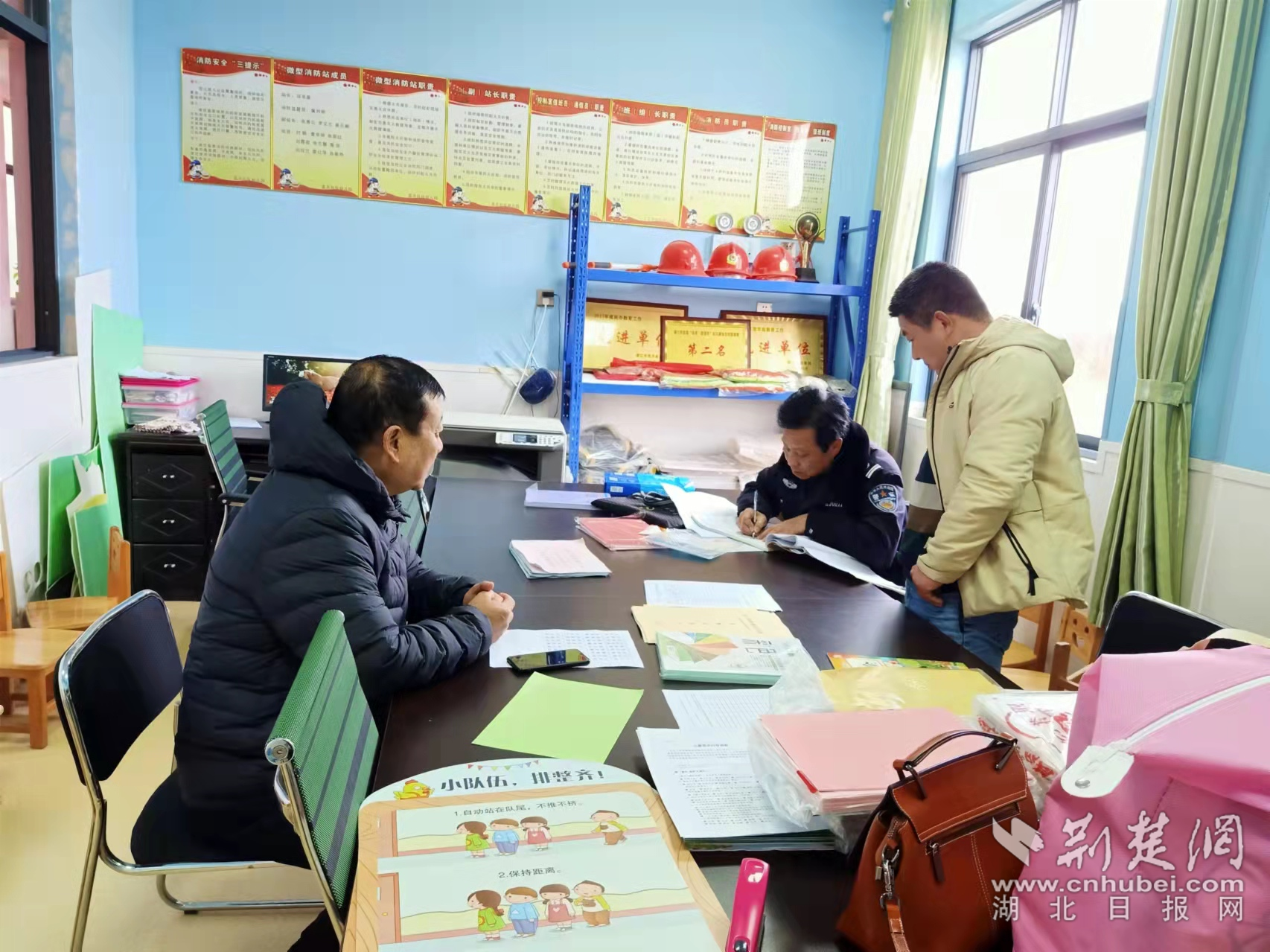 民警深入校園與教職員工座談，深入排查化解各類(lèi)矛盾糾紛。.png.png