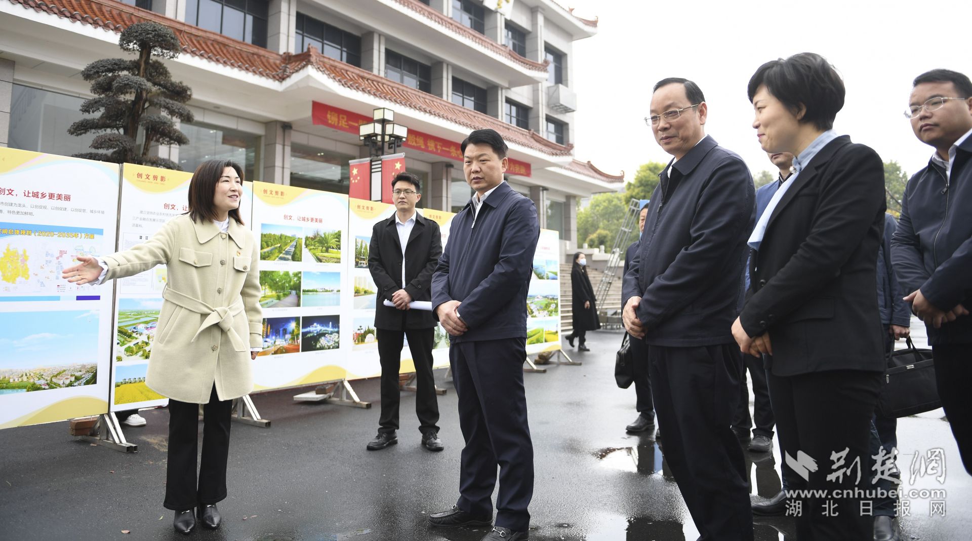 與會人員參觀潛江市全國文明城市創(chuàng)建工作成效展示。.jpg.jpg
