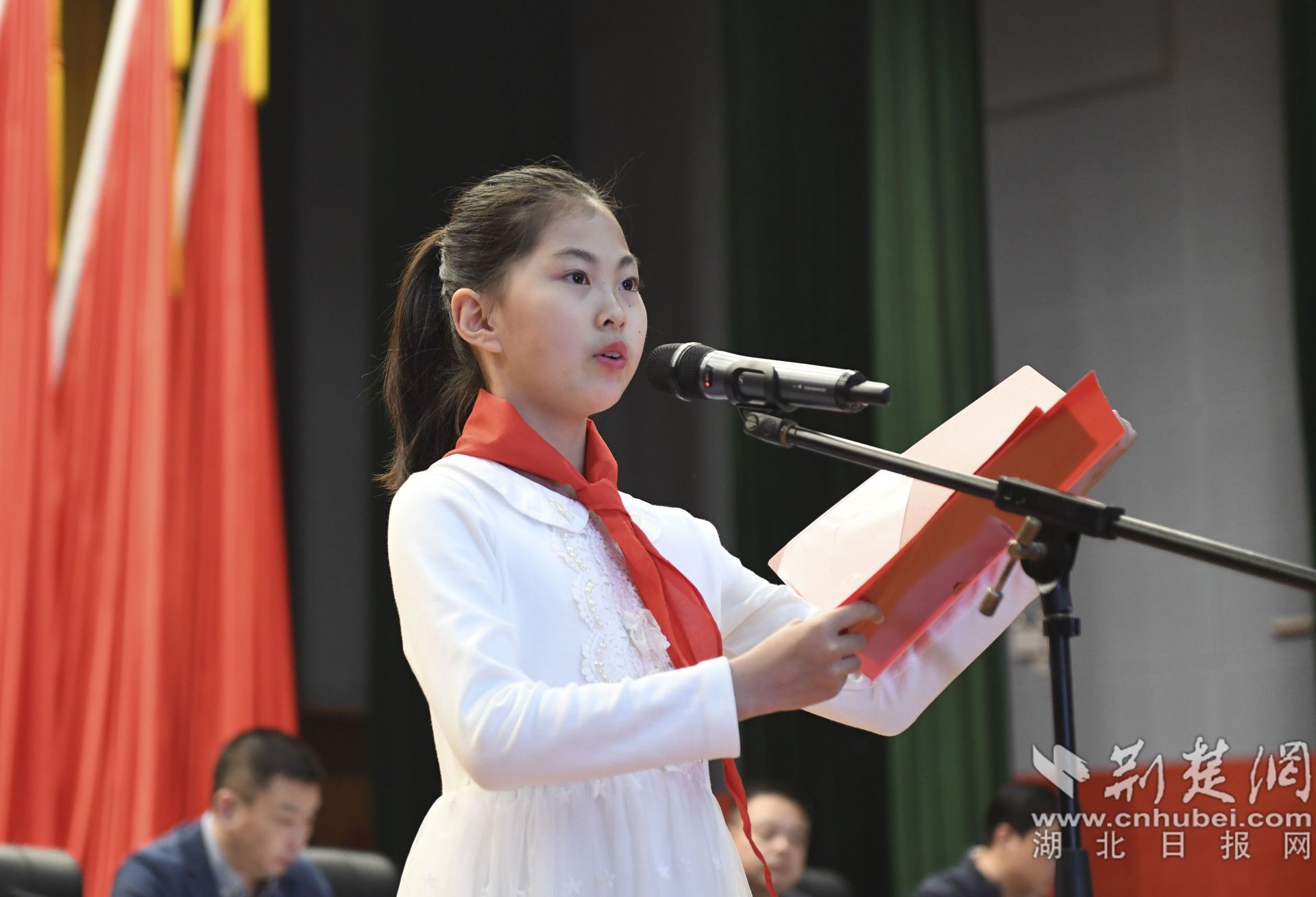 宣讀《全國文明城市創(chuàng)建倡議書》。.jpg.jpg