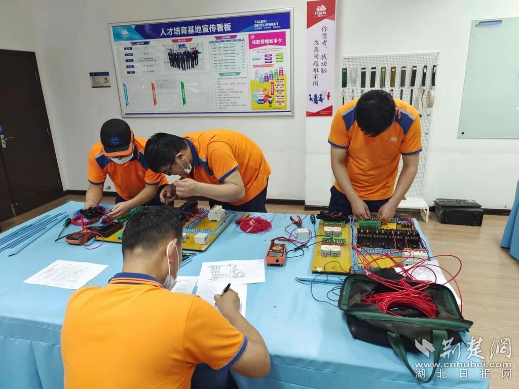 維達(dá)電工實(shí)操。通訊員供圖.jpeg
