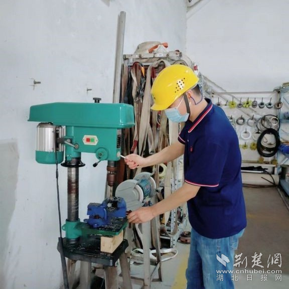 中順潔柔湖北公司鉗工操作。通訊員供圖.jpg