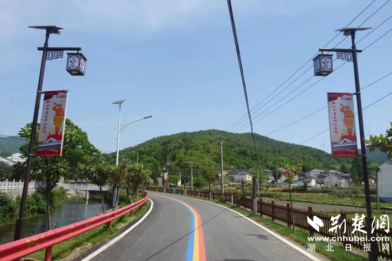 芳畈鎮(zhèn)白果樹灣村通過道路修復(fù)，打造美麗鄉(xiāng)村網(wǎng)紅“彩虹路”.jpg.jpg