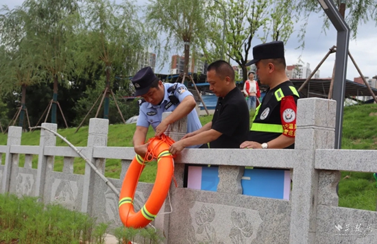 雙鶴派出所民輔警在轄區(qū)重點(diǎn)水域排查隱患，裝配救生工具.jpg